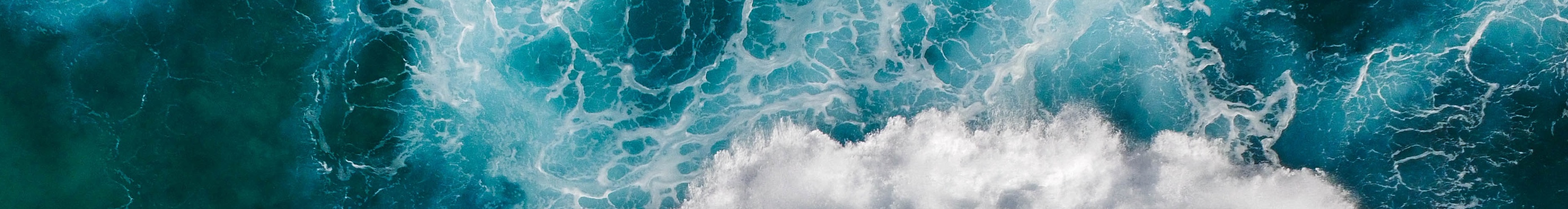 Welle bricht im Meer